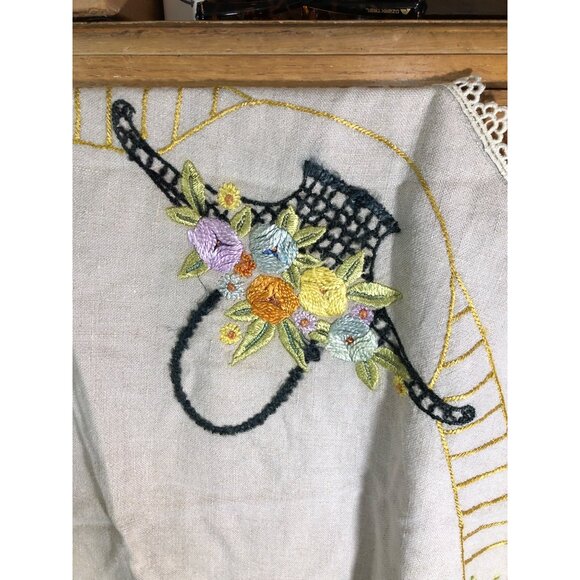 Vintage Table Center Piece Hand-Embroidered Linen Topper Floral Basket Lace Edge - Picture 6 of 14